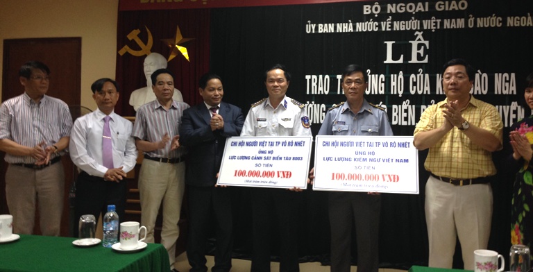 Trao tiền quyên góp của cộng đồng người Việt tại Nga ủng hộ lực lượng cảnh sát biển và kiểm ngư Việt Nam